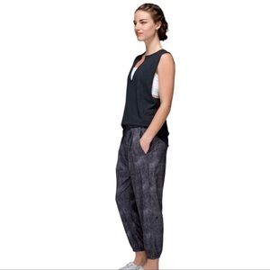 Womens Lululemon size 6 Rollin' With My Omies Pant.Yoga/Barre/Dance/lightweight